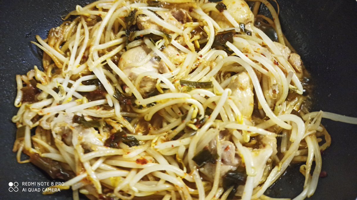 ট ইট র スパルタ 安くて悪くない食べ物 もやし炒めを作りました 肉は冷凍の鶏肉 にら味噌のタレがあったので適当に 美味しかったです