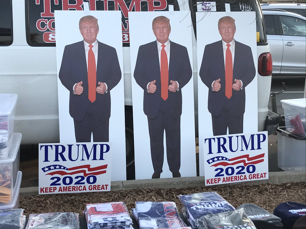devayneTV's tweet photo. Hundreds line up outside #Bojangles Coliseum to get tickets to attend @realDonaldTrump rally in #clt dozens even spent the night in line. #wcnc #wakeupClt #wcncClt https://t.co/YgttmmpKIW