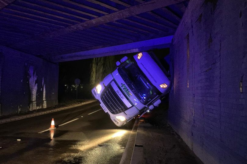 vacantproperty1's tweet image. Dramatic photo shows lorry stuck under bridge in crash that shut A5 for 3 hours - via @leicslive leicestermercury.co.uk/news/leicester… - our award winning #TrafficManagement and #HighwaysSolutions team have designed &apos;electronic goalposts&apos; to avoid #lowbridge strikes:   vpsgroup.com/highways/bridg…
