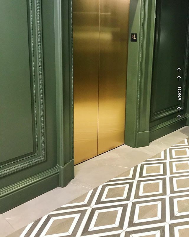 I’m loving this green paint color combo with the brass and that <a href="/walkerzanger/">Walker Zanger</a> floor tile🍀#atlanta #travelingdesigner #bridgetbearistyle #green #coloroftheyear #brass #hoteldesign #thelobby #travel ift.tt/2Td26zw