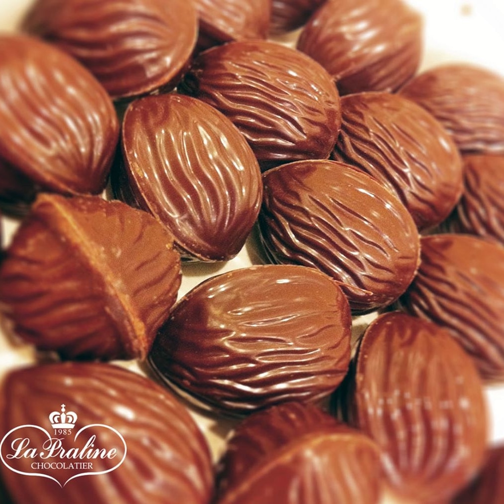 LaPralineCcs's tweet photo. En #LaPraline contamos con una gran ventaja al momento de elaborar nuestros bombones, porque usamos la mejor materia prima: el #cacao venezolano 👌🏼🍫
Por cierto, ¿ya visitaron la nueva tienda en el CC Tolon? 📍
#chocolat #Bombones #Chocolate #InstaFood #InstaChoco #Caracas https://t.co/KxaC1fAJnP