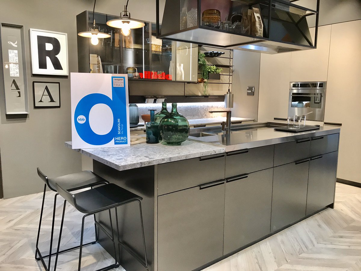 designeratiUK's tweet image. Scavolini’s MIA range... featuring a 5cm-thick worktop, aluminium and glass. Lovely to also meet Vittorio Naldi 🌟🤩 #designerdesigntrail #kbb2020 @scavolini