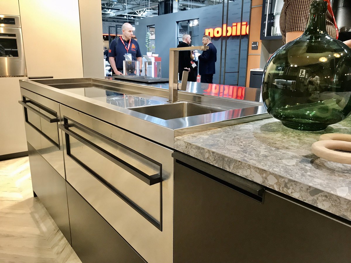designeratiUK's tweet image. Scavolini’s MIA range... featuring a 5cm-thick worktop, aluminium and glass. Lovely to also meet Vittorio Naldi 🌟🤩 #designerdesigntrail #kbb2020 @scavolini