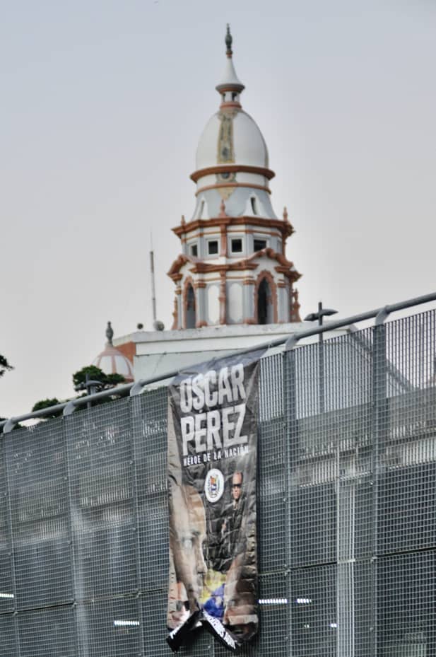 Panteón Nacional amanece con imagenes de Óscar Pérez #Caracas #oscarperez #Panteonnacional #venezuela bit.ly/2Vz5u9r