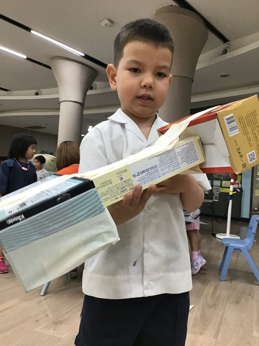 beckycarlzon's tweet image. This awesome learner. &quot;I tried 2 different ways of joining the ends of my double lightsaber. The one with the tabs is more secure than making a hole. I think I&apos;ll use this next time.&quot;
THIS is child-led #challenginglearning. This is what it&apos;s all about.
#eyfsrocks
#learningpower