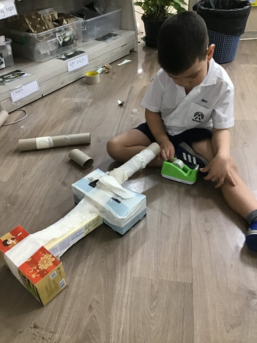 beckycarlzon's tweet image. This awesome learner. &quot;I tried 2 different ways of joining the ends of my double lightsaber. The one with the tabs is more secure than making a hole. I think I&apos;ll use this next time.&quot;
THIS is child-led #challenginglearning. This is what it&apos;s all about.
#eyfsrocks
#learningpower
