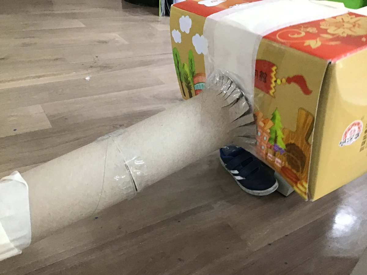 beckycarlzon's tweet image. This awesome learner. &quot;I tried 2 different ways of joining the ends of my double lightsaber. The one with the tabs is more secure than making a hole. I think I&apos;ll use this next time.&quot;
THIS is child-led #challenginglearning. This is what it&apos;s all about.
#eyfsrocks
#learningpower