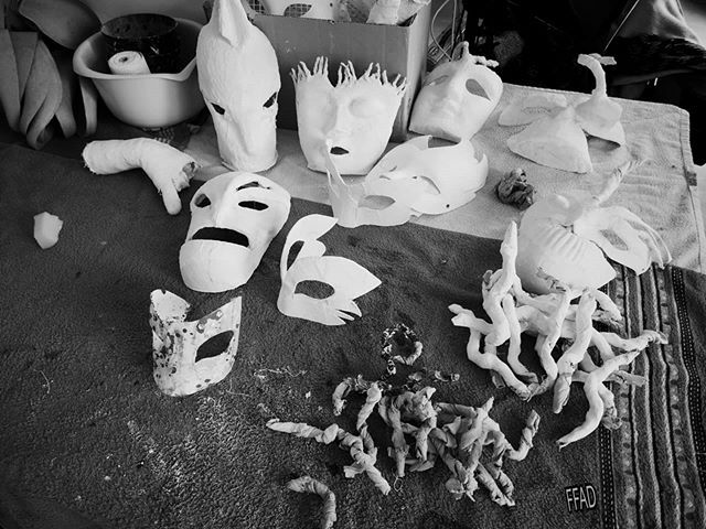 FrauFenster's tweet photo. Sie sind überall... 😁😜 Samstag war bei mir ja wieder #Fototag, und da wollte ich Euch einfach mal zeigen, was ich eigentlich in meinem #Atelier so mache. 
Seit Anfang des Jahres arbeite ich nämlich wieder an einem neuen Projekt, es hat diesmal viel #… https://t.co/jLE7PdiyXU https://t.co/KUFL6Ng5iO