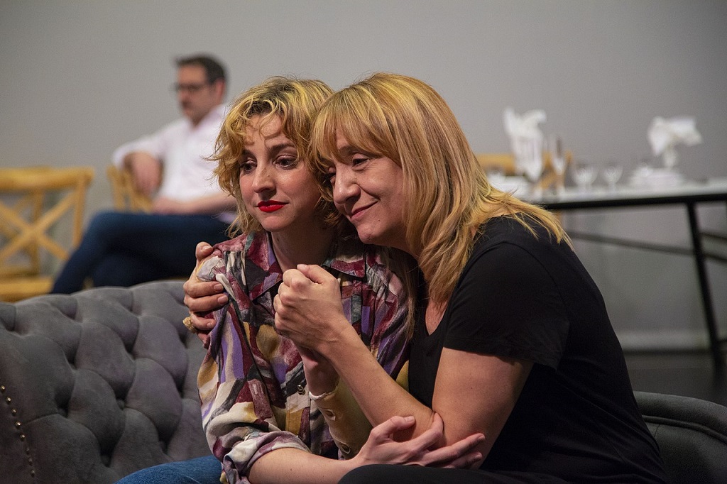 Ya está disponible la cartelera de #teatro 🎭 accesible para el mes de marzo. Infórmate sobre las obras, teatros, pases y servicios de #accesibilidad entrando en la Agenda Cultural Accesible de <a href="/cesyaes/">CESyA</a> 👉 bit.ly/2PCQVO8
<a href="/CultAccesible/">Cultura Accesible</a>  
📸Escena de 'Mrs. Dolloway'.