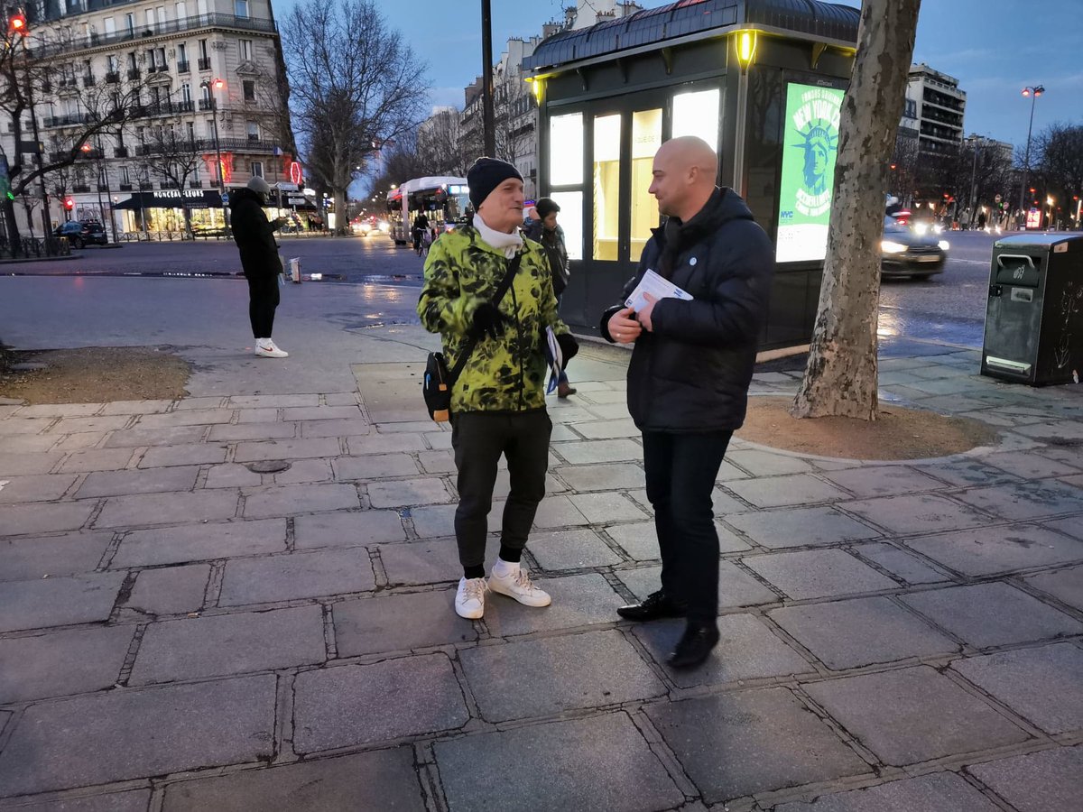 LepariSdu14's tweet photo. @LepariSdu14 avec @FranckLC hier nous terminions une excellente semaine, tous les jours dans le #14e, pour notamment présenter notre nouveau tract et finir de convaincre les #Quatorziens que nous sommes la seule alternative possible dans l'arrondissement.
#Le14eméritemieux https://t.co/AFbjdJY0XV