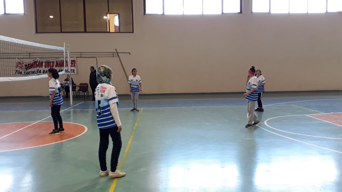 Yıldız kızlar voleybol turnuvasında ilk maçımızı bugün Kozanlı Ortaokulu ile yaptık. Dostluk ve centilmenlik içerisinde güzel bir maç oldu. Öğrencilerimizi tebrik ederiz.👏<a href="/kuluilcemem/">Kulu İlçe Millî Eğitim Müdürlüğü</a> @Mehmeta10176968 <a href="/yazaraysegul91/">Ayşegül Yazar KOÇAK</a> <a href="/gguner_sedaa/">Seda Güner</a> <a href="/rcpclk66/">Recep Ç.</a>