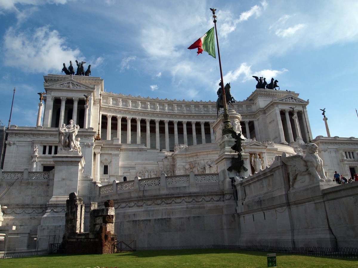 RomaExperience's tweet photo. The Altar of the Fatherland! Built in honor of Victor Emmanuel II, the first king of Italy #piazzavenezia 

#walkingtour #privatetours #travelindustry #italianamerican #italoamericano #romecenter #italytourism #triptoitaly #guidedtours #luxurytravel #luxurytour #guidedtours https://t.co/a8jiG2Kzoh