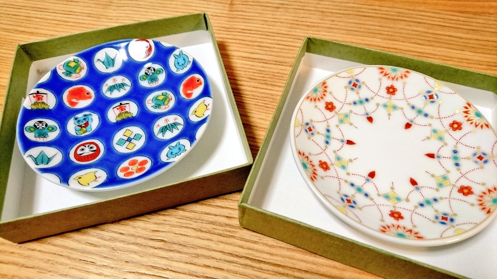 こもりあやみ 大阪の立ち飲み屋でおばんざいが色とりどりの豆皿に乗ってるの見て可愛いなと思ったのが皿集めの始まり 豆皿なら安いし 収納もラク