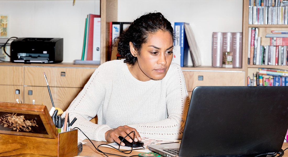 Meer dan de helft van de Nederlanders stelt software-updates voor hun slimme apparaten uit of vergeet ze uit te voeren. Bescherm jezelf tegen hackers en doe je updates. (bron: Ministerie EZK) #doejeupdates