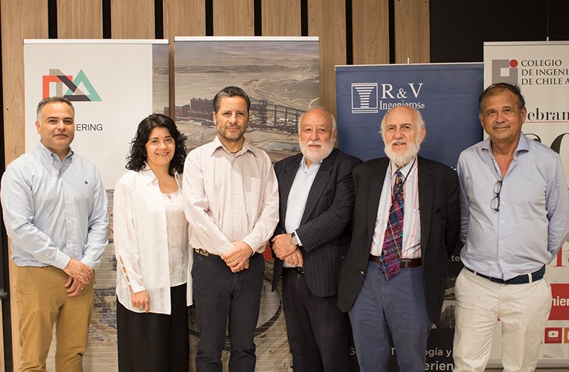 TNAengineering's tweet image. A diez años del #27F, se realizó la presentación de libro de nuestro gte general, Tomás Nuñez, que rescata, mediante la fotografía documental, la búsqueda de los registros sísmicos realizada junto a Ricardo León, entre Santiago y Valdivia.