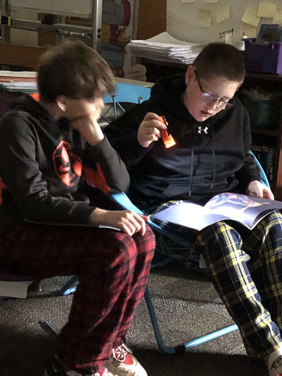 Flashlight reading on a rainy ‘Read Across America’ afternoon! #ReadAcrossAmericaDay <a href="/motbz/">Brenda Ottinger, EdS.</a> @EV4thGrade <a href="/wildaboutev/">Kelly Ford</a>