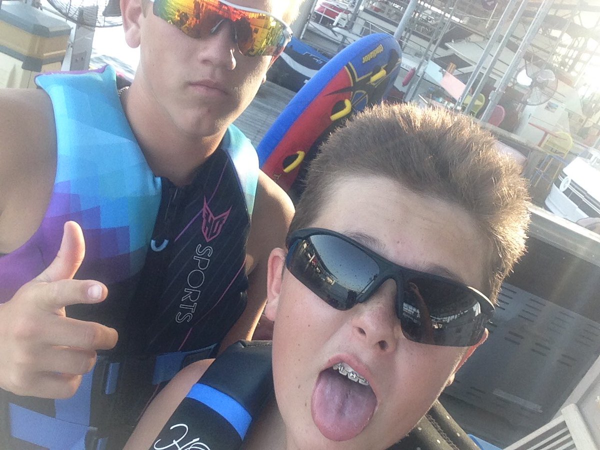 Austinvz12's tweet photo. Happy birthday bro hope it’s the best day yet!! Don’t party to hard💀 @D_piece16 https://t.co/gjPSnAofCb