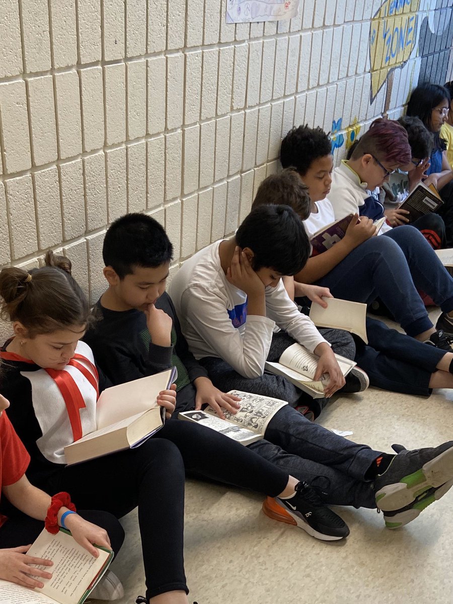 CraigSmithers4's tweet photo. Drop everything and read! 📚 📖 #ReadAcrossAmericaDay #ReadAcrossAmerica @HilldaleSchool https://t.co/ySHFy2yCIA