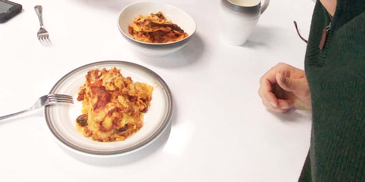 StreamingNetwrk's tweet photo. Bon Appetit! Director of sales, Peter Howser, is stacking up the flavour for lunch today. Flexing his cooking skills with his homemade lasagna, and guess who gets a slice? @TaylorHreljac of course!#workbud #Lunchbud #officelife https://t.co/ldXf2TpFWr