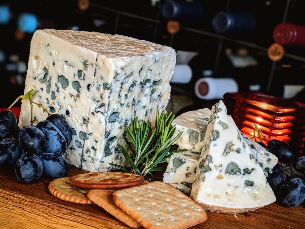 Roquefort Papillon Noire AOP
This strong blue cheese is characterised by a white interior and intense greeny blue veins that run throughout.
Papillons Roquefort has a wonderful balance between salt, spice and cream, plus notes of fresh pear.

#renoufs #winebar #cheeseandwine