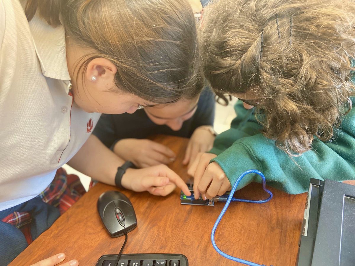TorrenovaCS's tweet photo. Las alumnas de 1º ESO #programan un #semáforo con #Arduino. En la asignatura de #Tecnología trabajan por #código, ayudadas de #placas #protoboard que posibilitan la ampliación de #circuitos. 
#Ciencia #innovación #ElectrónicaDigital #robótica https://t.co/azq7AkWRjS