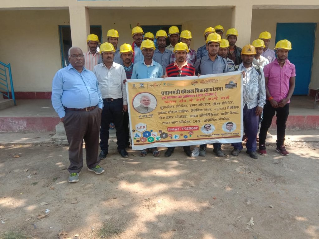 JKSB479's tweet photo. Assessment of RPL Dumper Operator at Chamgada Barkagaon Hazaribagh  Jharkhand under @MiningSSC . Training by JKSB ( Jan Kalyan Samiti Bikramganj) @DrMNPandeyMP @RajKSinghIndia @MSDESkillIndia @NSDCINDIA @Skill_Abhi_NSDC #RPL https://t.co/hpWiqxFtwe