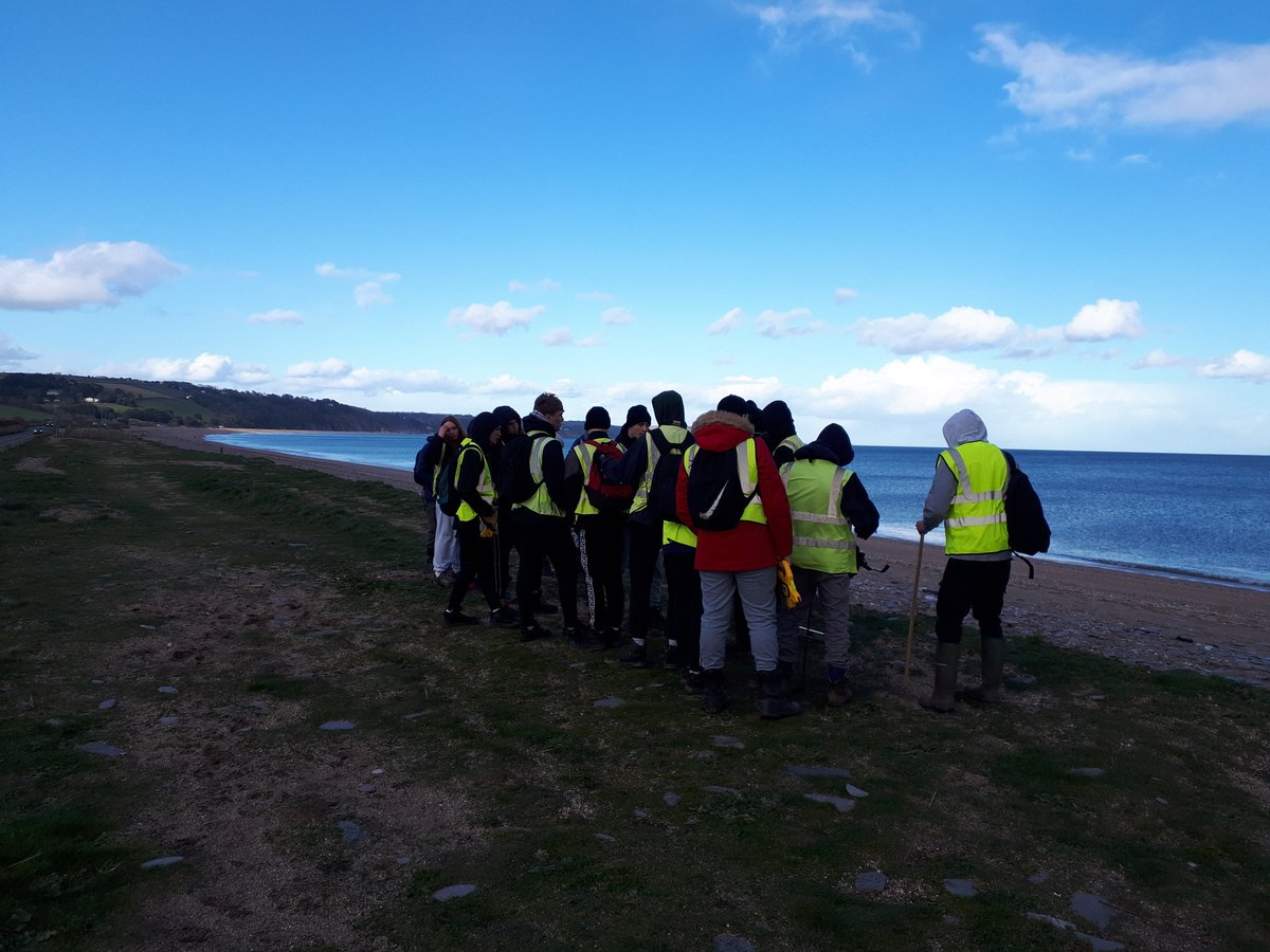 ChurchillHUMS's tweet photo. 6th form geographers..Day 1 ..Plant Succession at Slapton Ley😎 https://t.co/OX7ag5RgeK