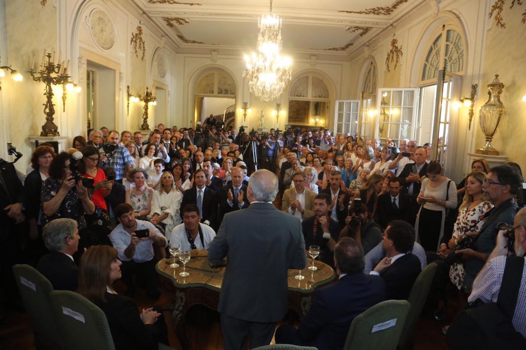 GENERACION_uy's tweet photo. Esta mañana @BaroniCandanga asumió su rol en el nuevo gobierno como Director de Educación en @MEC_Uruguay. 

Tendrá la tarea, junto al Min. @pdasilve y el equipo de educación, de liderar los procesos de cambio que tanto necesita nuestro país en esa área 🇺🇾

¡Éxitos compañero!🍊 https://t.co/r9sZdvK31J