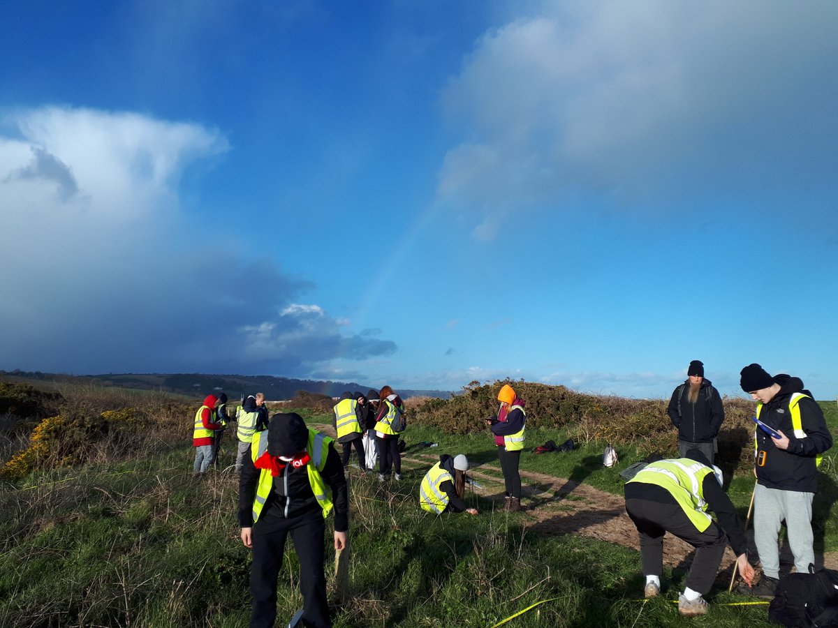 ChurchillHUMS's tweet photo. 6th form geographers..Day 1 ..Plant Succession at Slapton Ley😎 https://t.co/OX7ag5RgeK