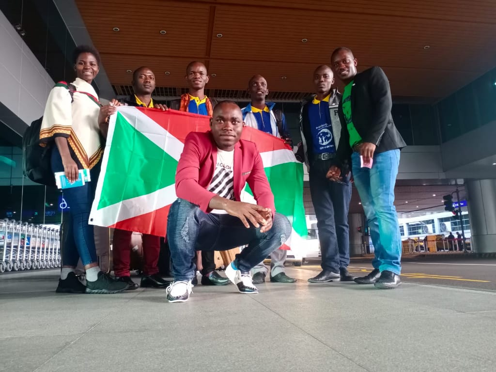 MagazineJimbere's tweet photo. @JaneGoodallInst 🔴 Le département étant à sa 3ème promotion, les six jeunes y retrouvent 14 autres étudiants #burundi-ais, dont 9 en BAC III et 5 en BAC II, repartis en trois filières (#Community, #ClimateChange et #WaterShield). Ils y passeront 4 ans pour le baccalauréat https://t.co/YVpVjhLMPr https://t.co/GYm1QfYiUr