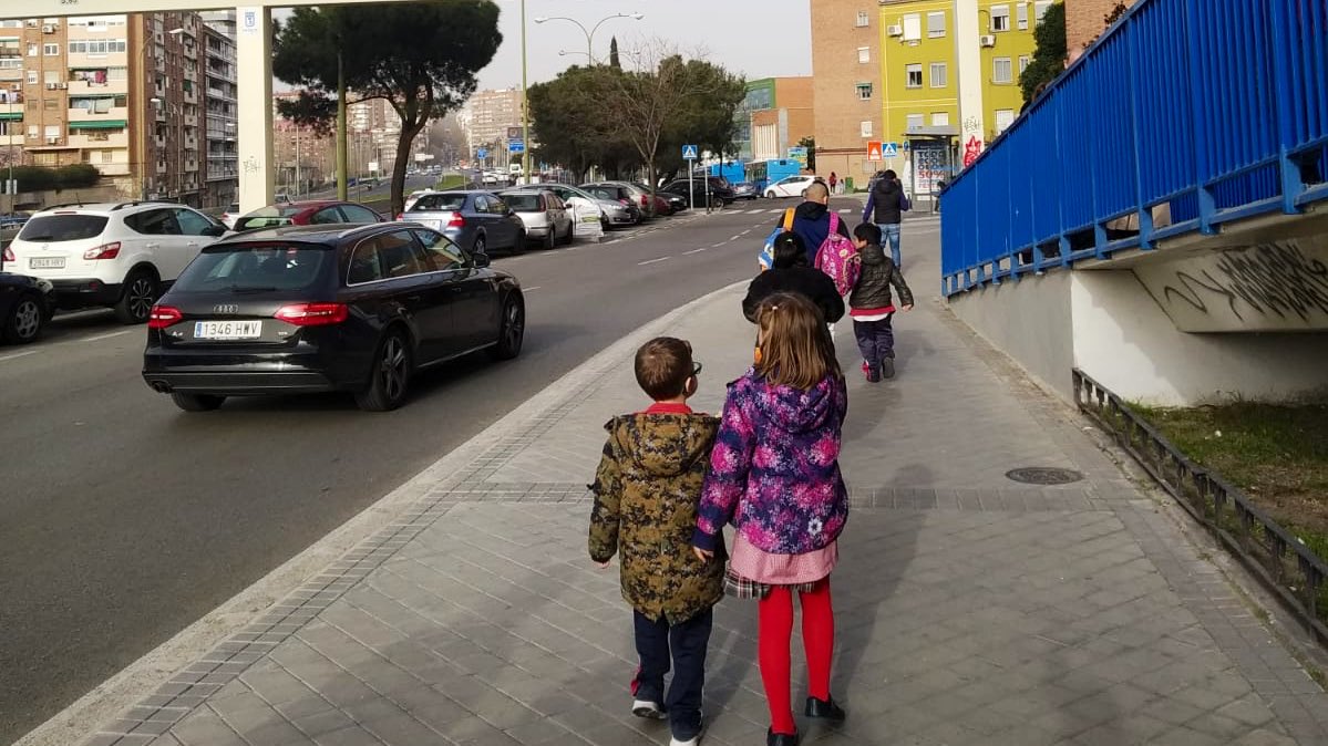 Mañana a las 19:00 hemos quedado con el equipo de <a href="/MadridDirecto/">Madrid Directo</a> para denunciar la inseguridad de este trayecto del lateral de Sta Mª de la Cabeza. Próximo a un colegio, los coches pasan a altas velocidades. Hace más de un año pedimos vallado, badenes y que se circule a 30 km/h