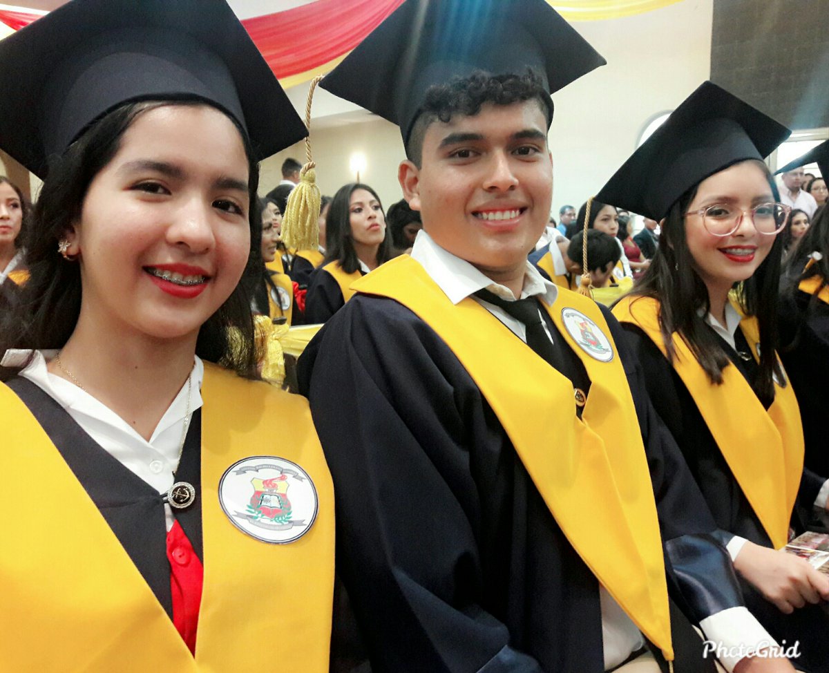 SamuelCofreM's tweet photo. 220 Estudiantes del Colegio de Bachillerato Jambelí participan con entusiasmo y júbilo en el acto de Graduación de Bachilleres periodo lectivo 2019-2020 #Distrito07D06 Santa Rosa 
#SoyBachiller
@magdasalazarg https://t.co/gbrKdDPp1g