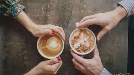 كوبان على طاولة
تفصلهما
من لذة الحديث
بردت قهوتهما
يرى أن المسافة عائقة
وهي ترى الأرواح متعانقة
💔