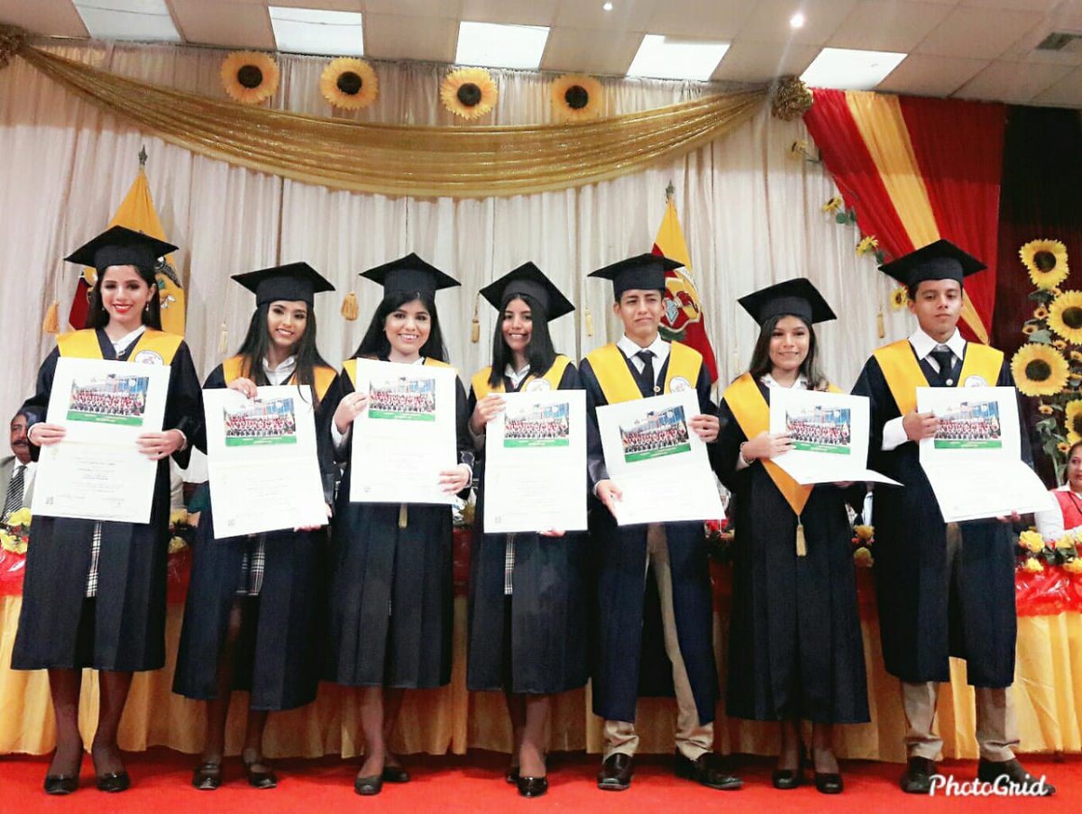 SamuelCofreM's tweet photo. 220 Estudiantes del Colegio de Bachillerato Jambelí participan con entusiasmo y júbilo en el acto de Graduación de Bachilleres periodo lectivo 2019-2020 #Distrito07D06 Santa Rosa 
#SoyBachiller
@magdasalazarg https://t.co/gbrKdDPp1g