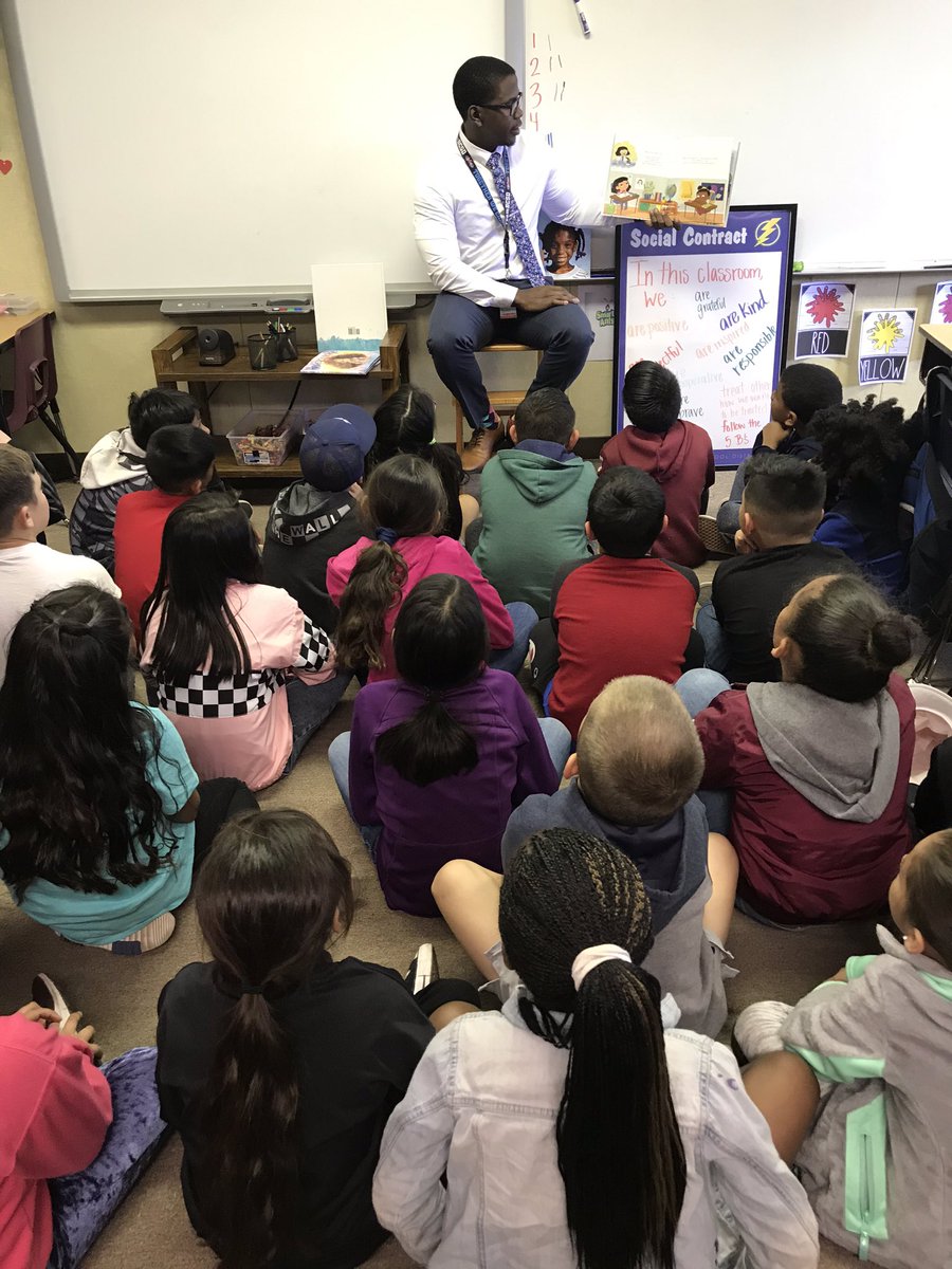 lo_fergie's tweet photo. Starting Dr. Seuss birthday off with a special guest reader from @Team_BCSD @Mr_Ware_ ! Thank you for reading to my amazing 2nd graders ! @ThornerThunder #ReadAcrossAmericaDay #DrSeussDay #read #books https://t.co/hweZdmFVw9