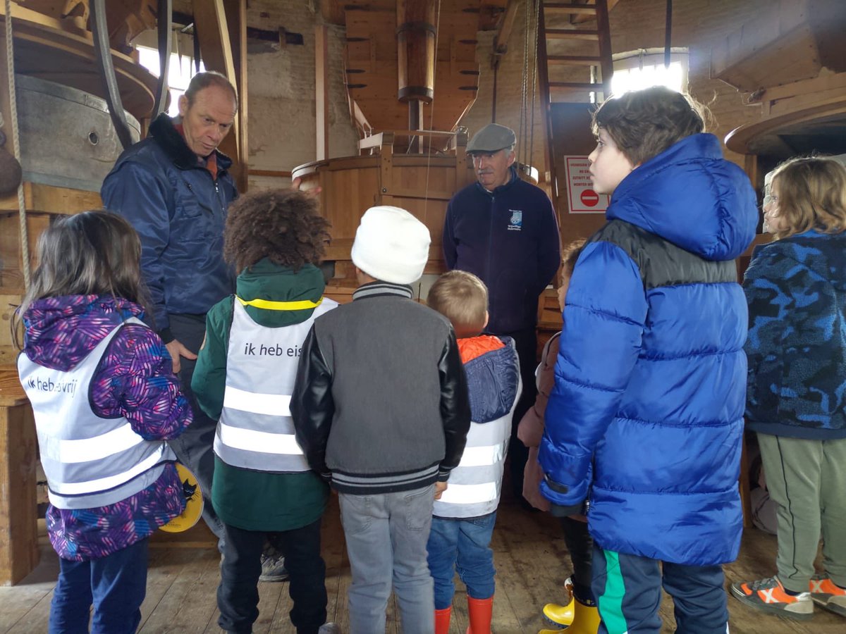 “Meneer, was mijn vader hier toevallig gisteren? Volgens mijn moeder heeft hij namelijk een klap van de molen gehad.” 🙈😉 Kinderen uit Delfshaven hebben eisvrij bij molen De Walvisch. #Schiedam