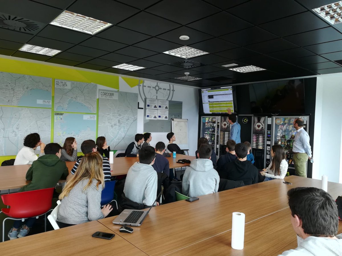 MUAnalytics's tweet photo. Hoy hemos dado inicio al penúltimo de los retos de este curso. El reto propuesto por @RETAbet tratar de crear modelos para realizar predicciones de resultados deportivos. Aquí tenéis las fotos del kickoff del reto en las instalaciones de Zamudio de @RETAbet #learningfromreality https://t.co/OQaIkRqzKs