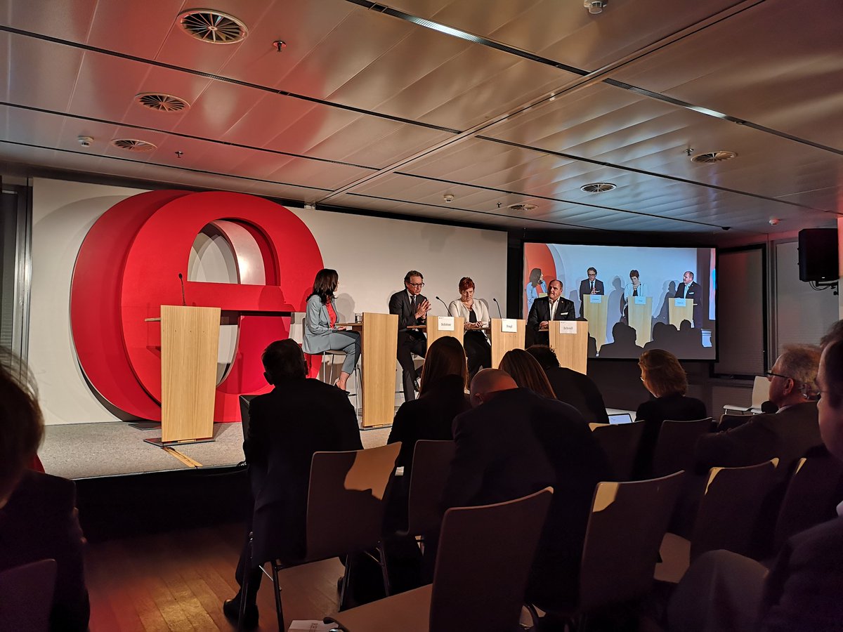 Gutemanu's tweet image. #Energiewende ist nur schaffbar, wenn alle an einem Strang ziehen und in die #Netze investiert wird/werden darf, erinnert @OeEnergie Präsident Schitter
#OETF