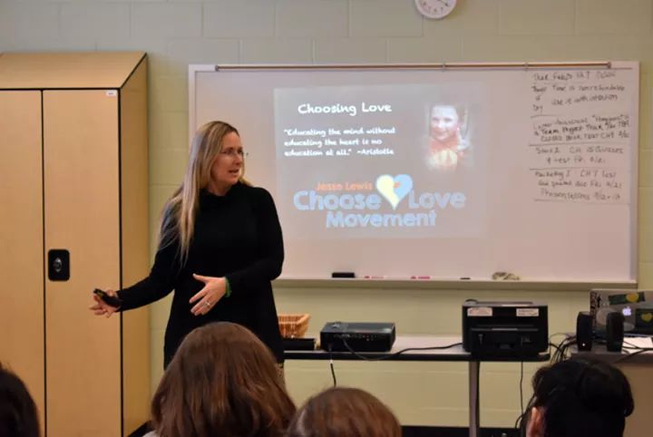 ScarlettMLewis's tweet photo. We are so honored to announce that the NH Department of Corrections is now implementing the #JesseLewisChooseLoveMovement as a way to help those incarcerated to understand the impact of adverse childhood experiences and learn ways to change their thinking in a positive way. https://t.co/dixowLbusT