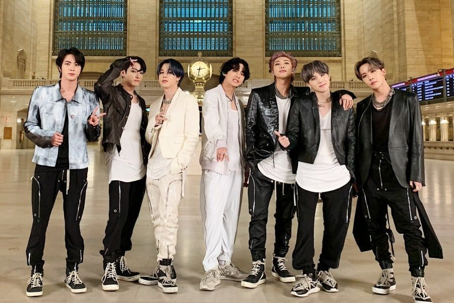 SoompiSpanish's tweet photo. #BTS obtiene el puesto No. 7 en la lista de la IFPI de artistas globales con mejores ventas del año para el 2019
https://t.co/OkWbECxlq1 https://t.co/8mCNHwEmMh