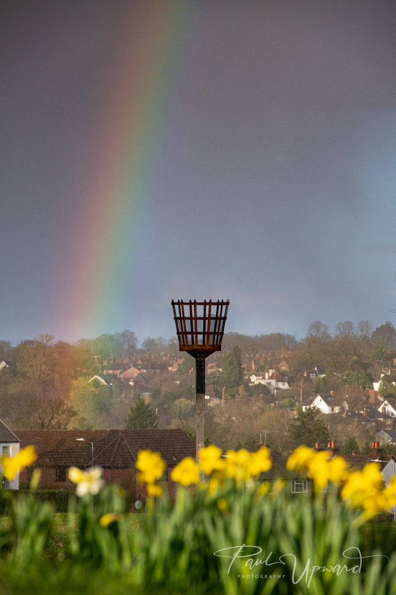 paulupward1's tweet photo. Incredible evening light in #ChalfontStPeter. Ventured across #GoldHillCommon to take a few #photos. Totally unprepared for the hailstorm, but this #rainbow was worth getting soaked for @BBCLondonNews @ChilternCouncil @BucksLifeMags @ChilternSociety @metoffice #KeepItLocalCSP https://t.co/9YsW1dC1jx