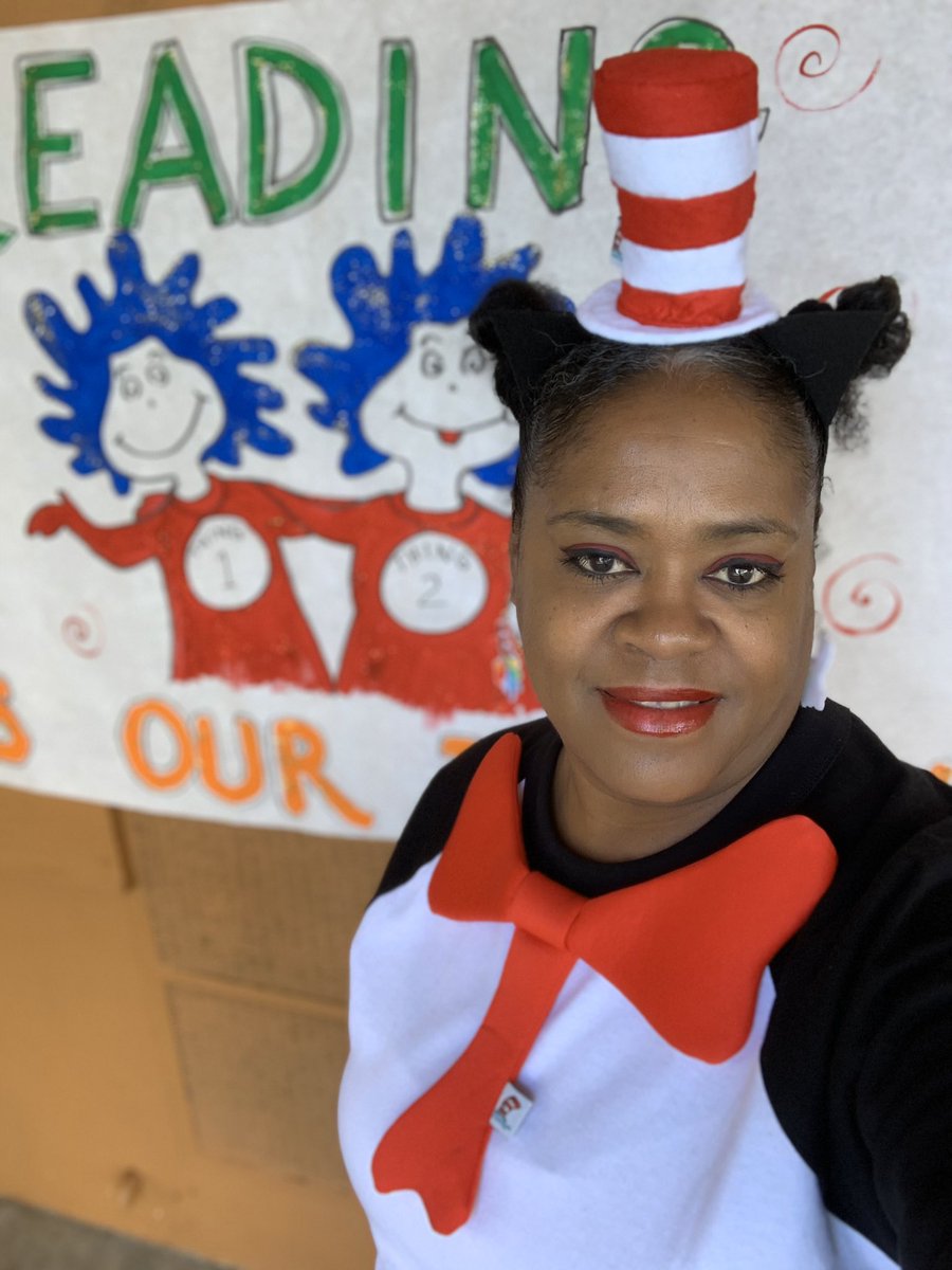 msquzy's tweet photo. #teamcasaloma#happybirthdaydrsuess https://t.co/srw11Ccj5N