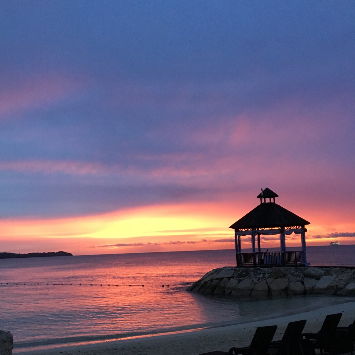 SecretsResorts's tweet photo. Sunsets in paradise - is there anything better? What's your favorite sunset view from #SecretsResorts? #SecretsWildOrchid https://t.co/qH0tGty5U6 https://t.co/4Z6uUh8SHQ