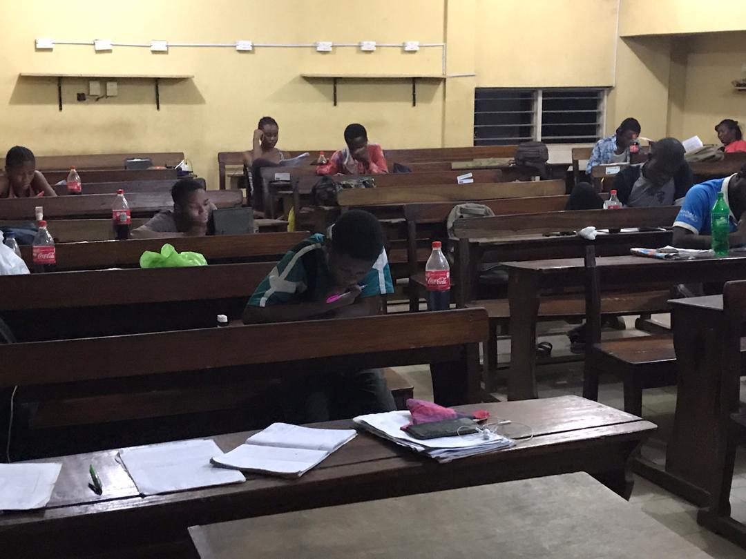 Avms_unibadan's tweet photo. And so it happened in one of our night classes, everyone came with their own bottle of Coca Cola @CocaCola_NG as if it was planned before😂

A bottle each kept everyone reading till daybreak😎

#examsInUI
#examsInVet
#TillDayBreak https://t.co/OEP5i13zqn