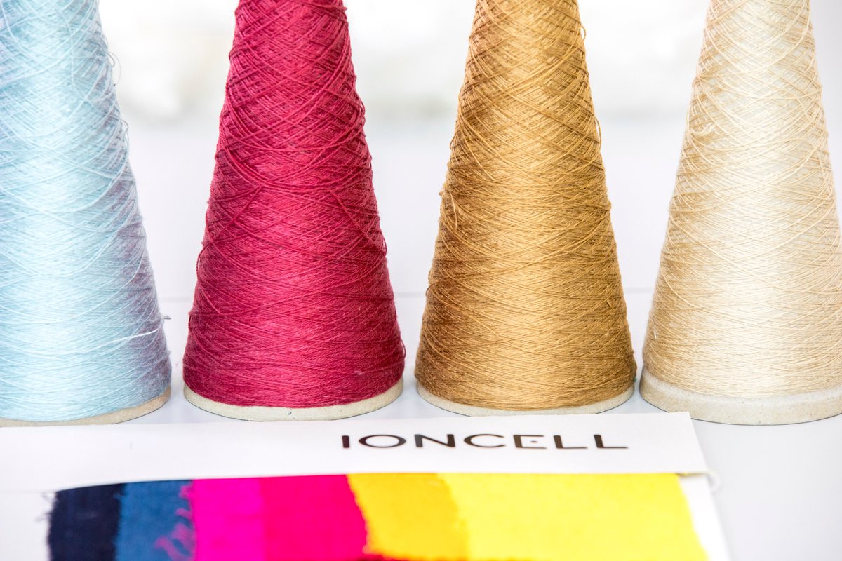 Tuplavoitto!!!🎉🌟Fashion Finland palkitsi ekologisten vaatekuitujen suunnannäyttäjän <a href="/IoncellFibers/">Ioncell®</a>:n vuoden ympäristötekona ja opiskelijoiden upean Näytös19:n vuoden muotielämyksenä. Jättionnittelut koko Aalto-yhteisöltä #kestäväkehitys #design fafi.fi/fashion-finlan…