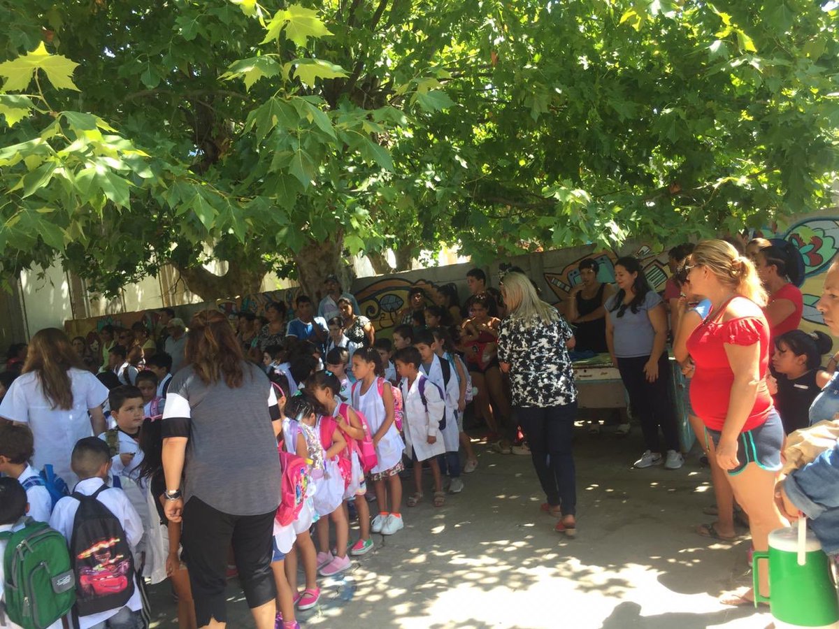 JefaturaDistri3's tweet photo. Inicio de clases en EP 7 de Gómez. Felicitaciones a toda la comunidad Educativa que trabaja comprometidamente con la Educacion. Éxitos en este nuevo ciclo lectivo! https://t.co/cdo5nCGHg7