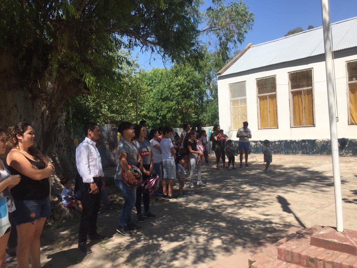 JefaturaDistri3's tweet photo. Inicio de clases en EP 7 de Gómez. Felicitaciones a toda la comunidad Educativa que trabaja comprometidamente con la Educacion. Éxitos en este nuevo ciclo lectivo! https://t.co/cdo5nCGHg7