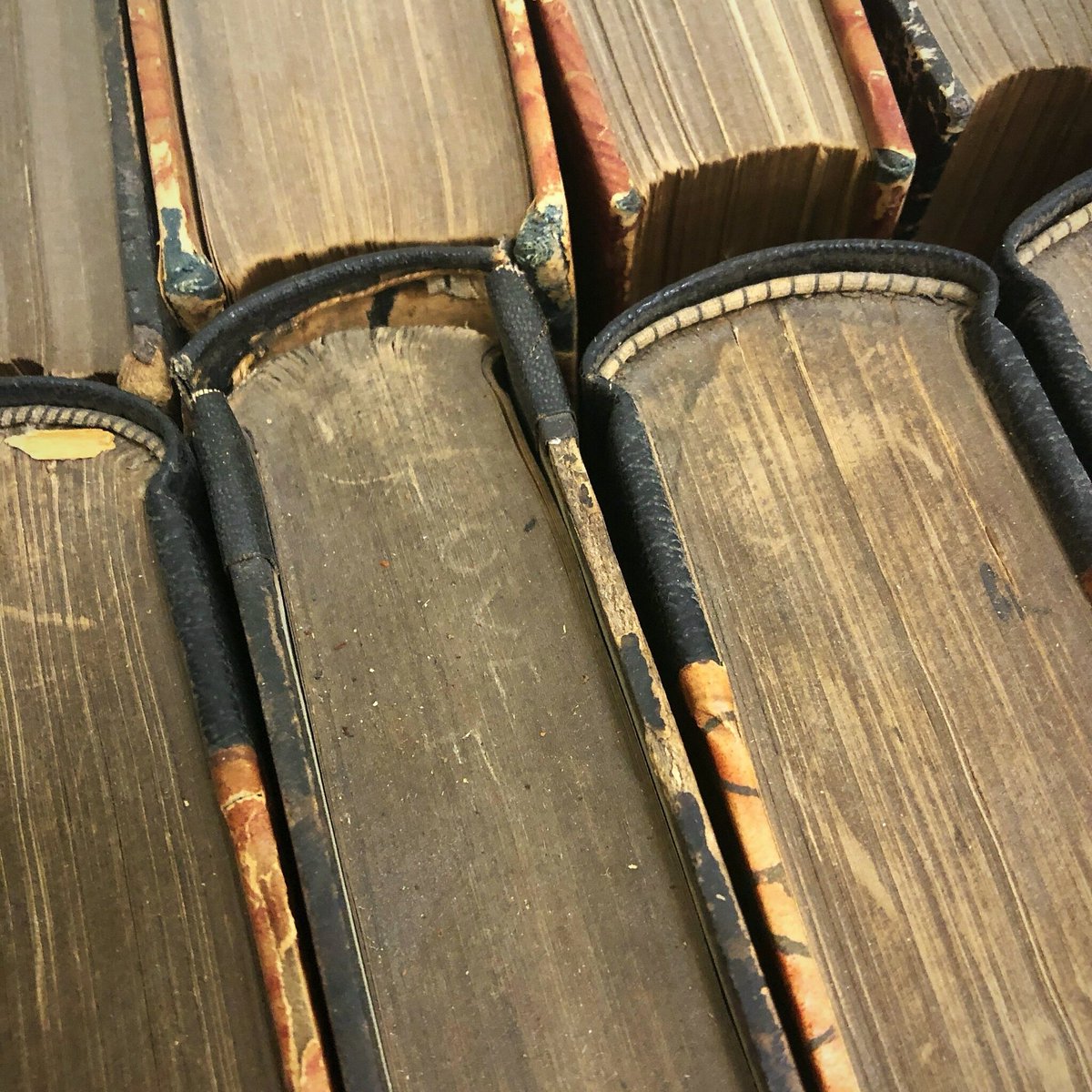 caiape's tweet photo. A reflection when I discovered a hidden word in the old pages. Are you able to find it too?
#lovebooks #lovewriters #write #readers #love #literature #oldpages #amolivros #livros #escritor #leitores #leitura https://t.co/MR0kkUhVFg