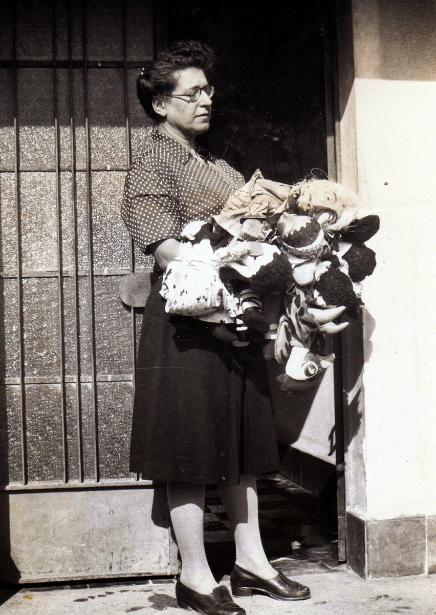 MuseoCulturas's tweet photo. Cada 2 de marzo, el mundo titiritero conmemora el natalicio, en 1897, de la pionera del teatro guiñol en México, María Dolores Velázquez Rivas, mejor conocida como #LolaCueto

En 2009, el INBAL organizó la exposición Lola Cueto: trascendencia mágica, 1897-1978. https://t.co/q9ljgqSSkB