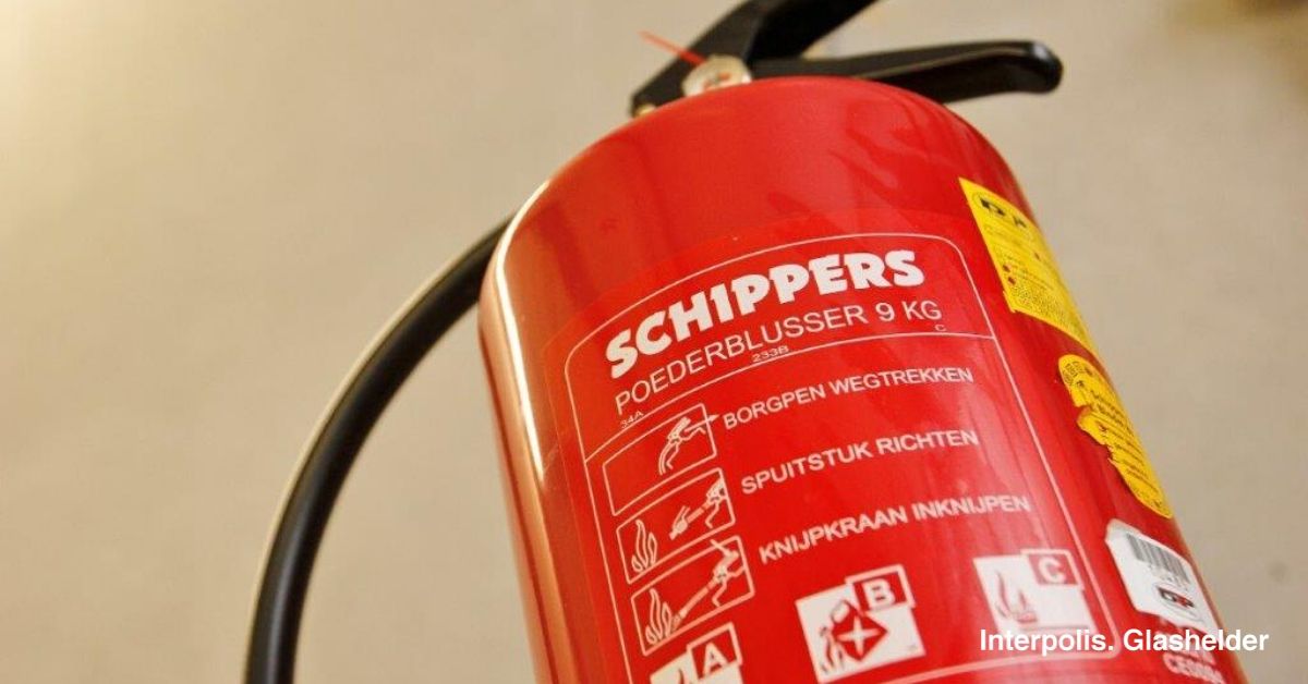 Interpolis's tweet photo. 'Gebruik geen PUR om gaten af te dichten als je kiest voor brandwerende materialen. Dit gaat namelijk ten koste van je brandklasse A.' Dankzij het #bouwadvies van Interpolis is de varkensstal van Evert Hendrikx brandveilig. Hier lees je meer: https://t.co/FKTBVHALtf #VeiligeStal https://t.co/xBjuEwZ666